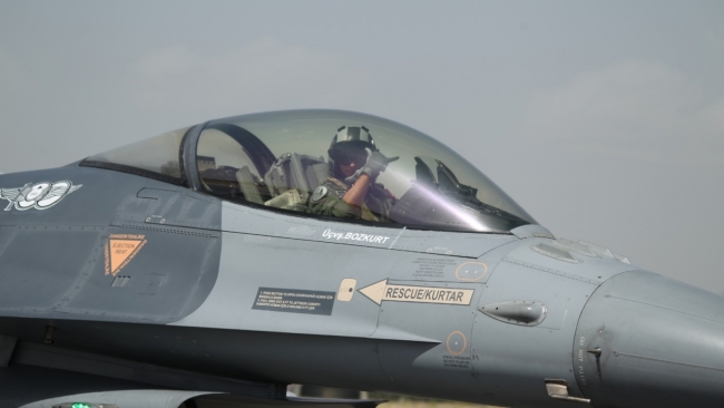 Açık deniz eğitiminde uçar ve yüzer unsurlar ortak harekat icra etti. Foto: AA